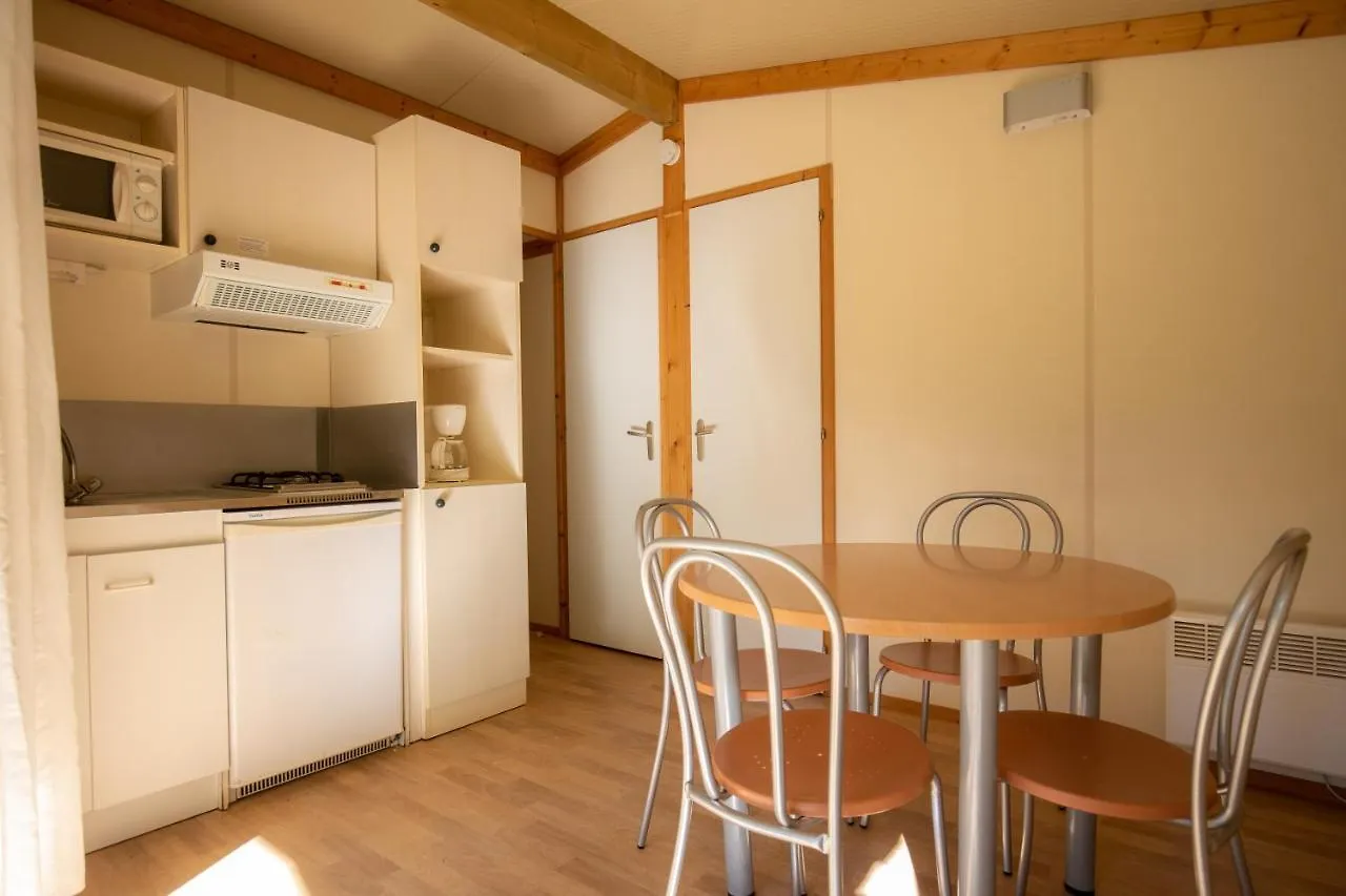 Le Monastere Domaine De Combelles Vacances 0*, Le Monastere